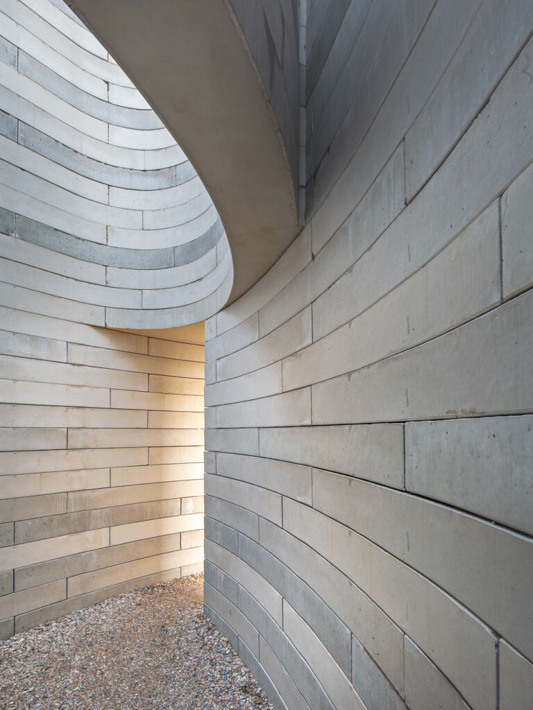 Foto uit de serie van architectuurfoto's over het land-art-monument "De Goddeloas Fiersicht" in Friesland, Nederland"