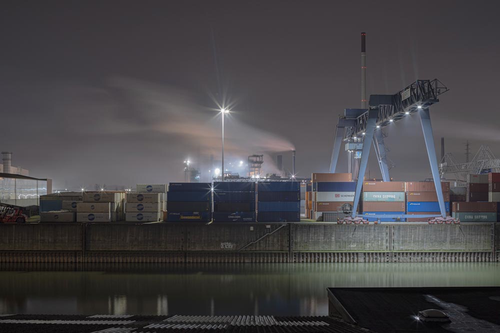 Der Parallelhafen in Duisburg bei Nacht